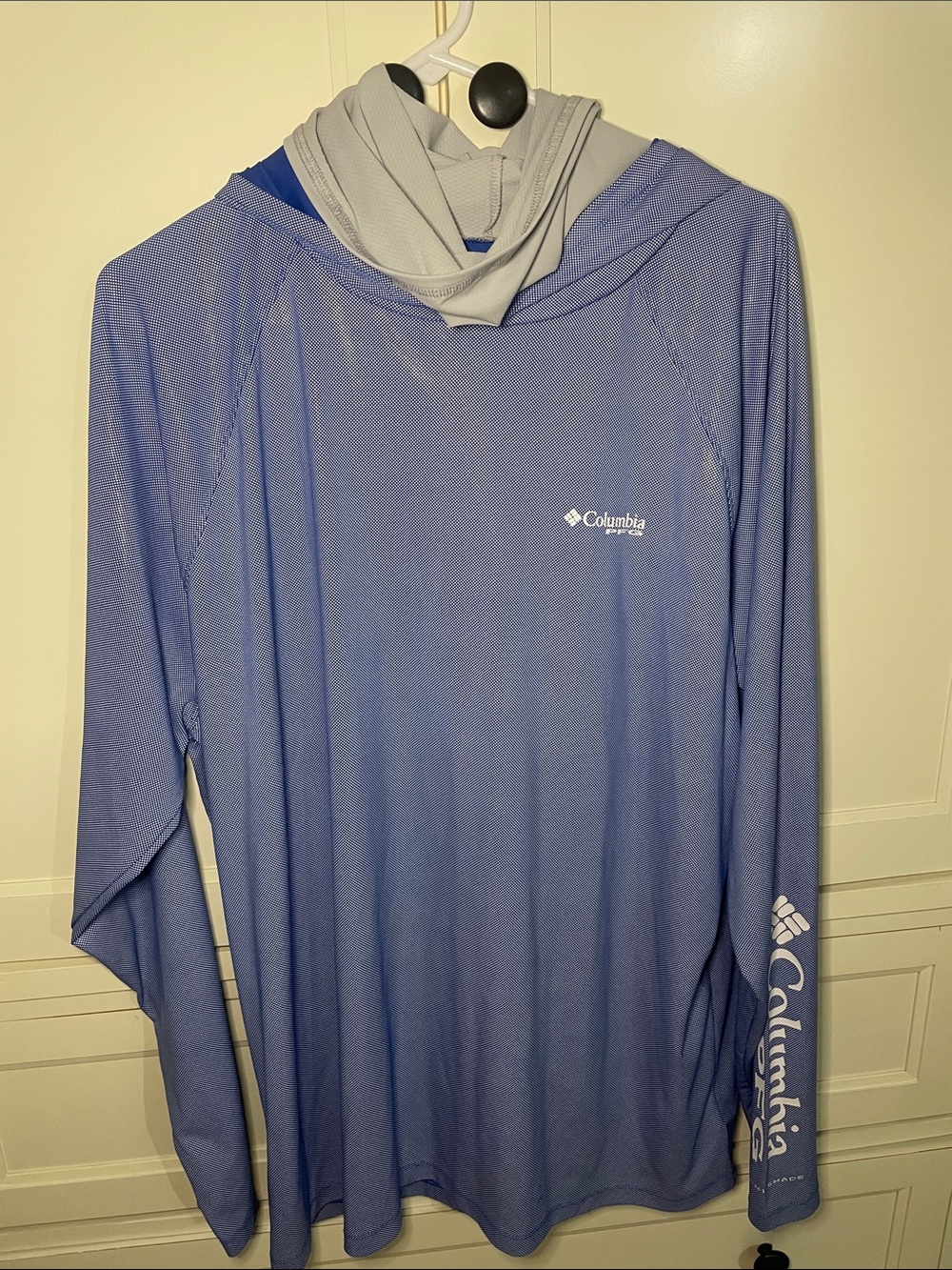 Columbia Men’s Long Sleeve Hoodie with built in face protection. XL. Blue.